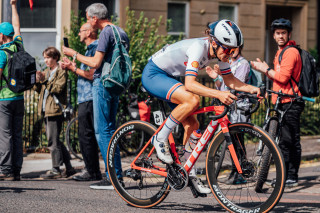 Lizzie Deignan racing for GBCT