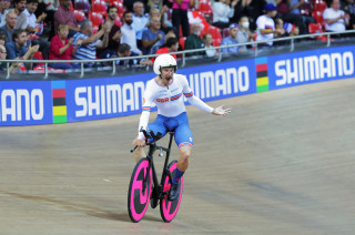 Dan BIgham celebrates winning the men's team pursuit world title in 2022