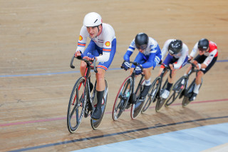 Will Perrett leading in the men's points race at the 2023 UCI Cycling World Championships