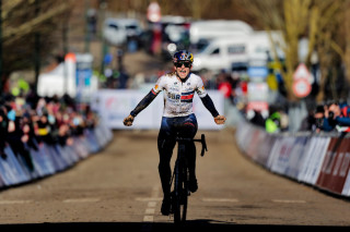 Zoe Backstedt crosses the line to win the women's under-23 race at the 2025 UCI cyclo-cross world championships